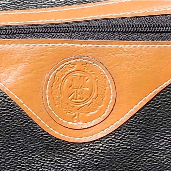 Stylish Black and Tan Toiletry Bag - Picture 5 of 5